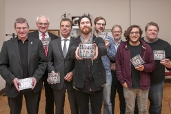 zeigt (v.l.) Kulturdezernent Thomas Krützberg, Andreas Vanek, Sparkasse Duisburg, Jochen Braun, Spielbank Duisburg, Andreas Klees, „Kochkraft durch KMA“, Christoph Remplowski, „Empire Paperstreet“, Peter Joppa, Duisburg Kontor, Benay Habib, Produzent, und Daniel Jung, Kulturbüro mit der neuen CD